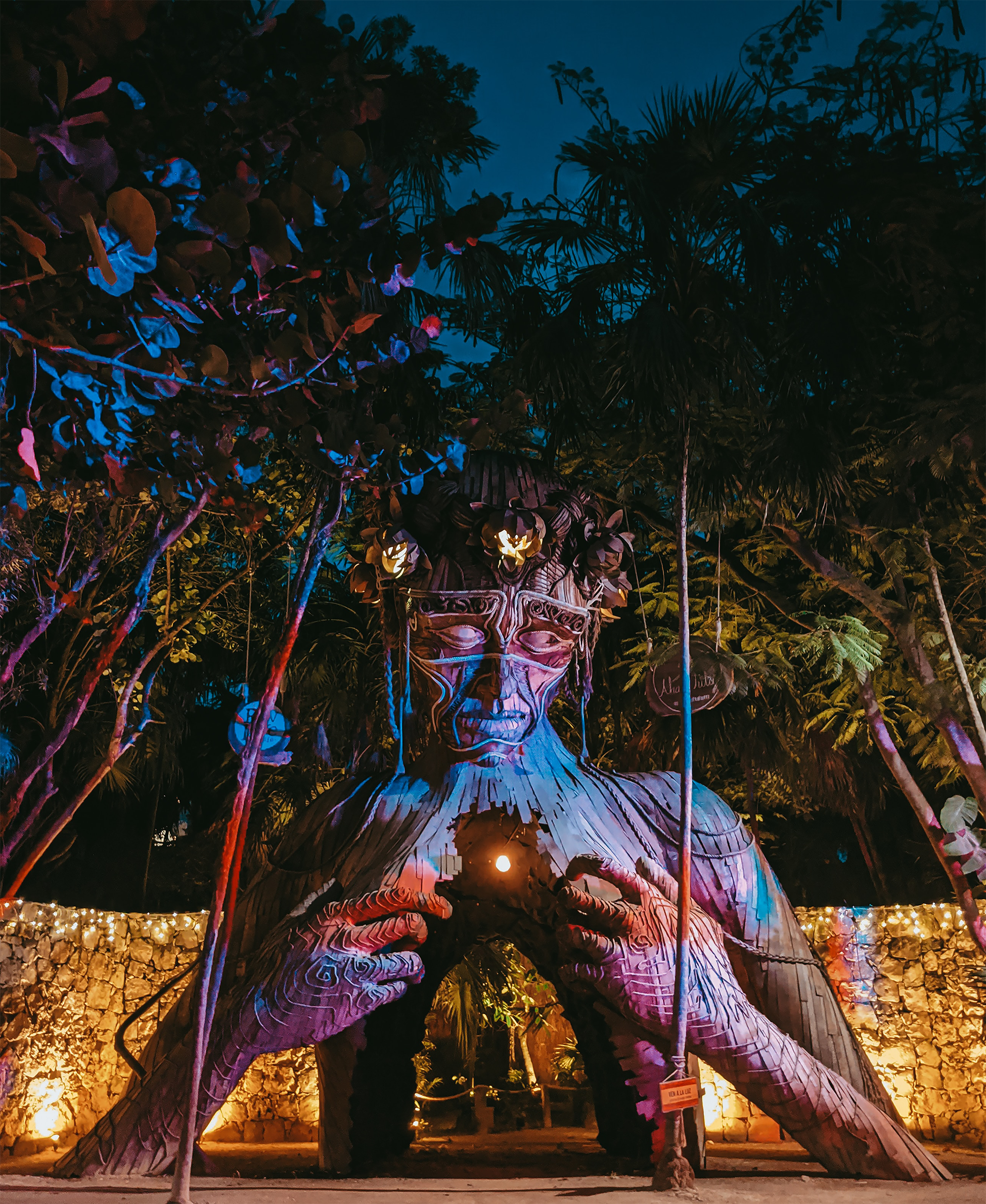 Sculpture Come into Light.